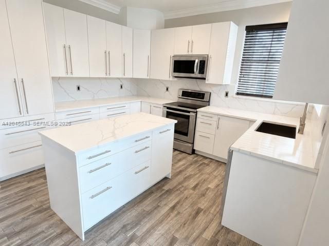 15941 NW 83rd Ave, Miami Lakes, FL 33016