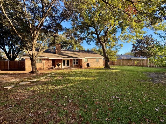 1116 Willowcreek Road, Cleburne, TX 76033