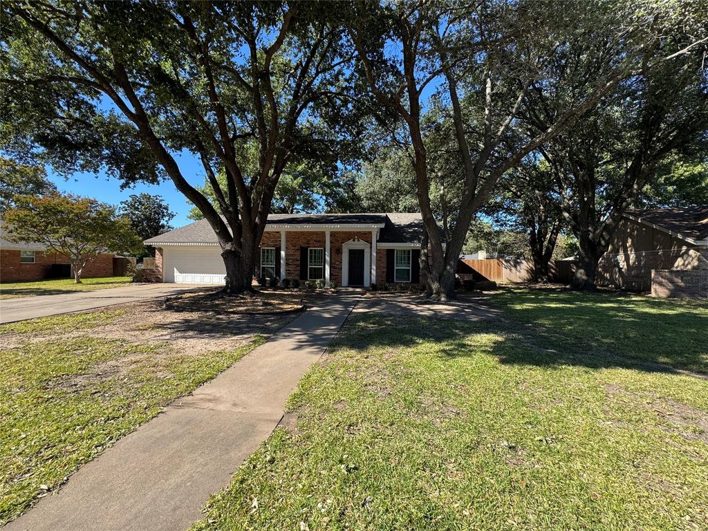 1116 Willowcreek Road, Cleburne, TX 76033