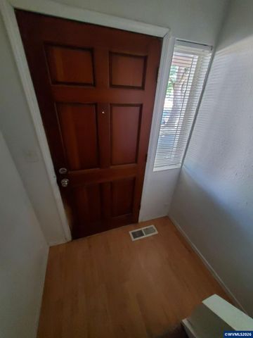 475 18th St SE, Salem, OR 97301