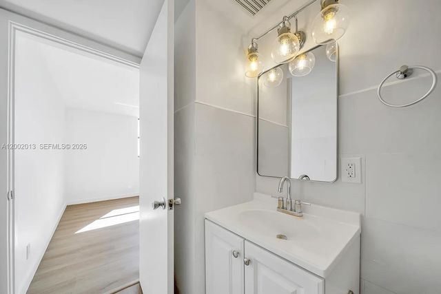 501 SW 1st St 502, Miami, FL 33130