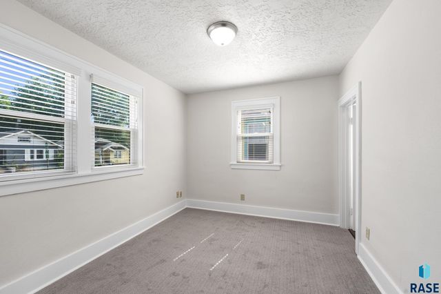 821 W 22nd St Street, Sioux Falls, SD 57105