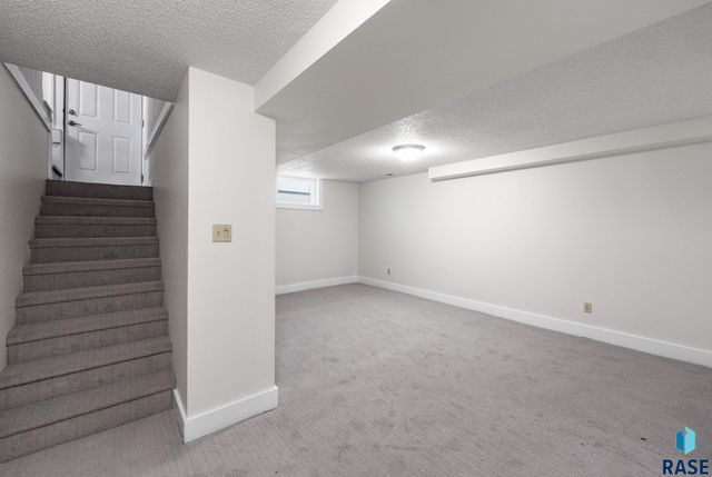 821 W 22nd St Street, Sioux Falls, SD 57105