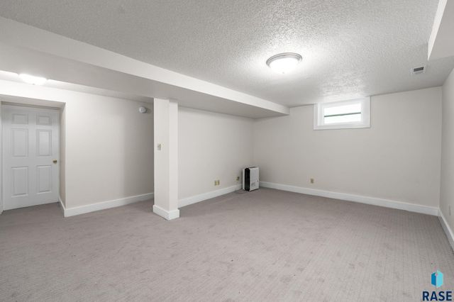821 W 22nd St Street, Sioux Falls, SD 57105