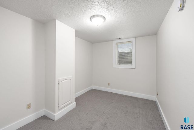 821 W 22nd St Street, Sioux Falls, SD 57105