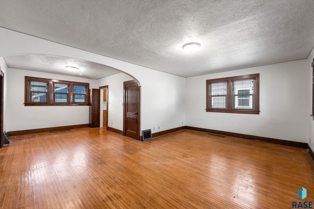 821 W 22nd St Street, Sioux Falls, SD 57105