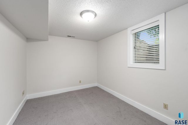 821 W 22nd St Street, Sioux Falls, SD 57105