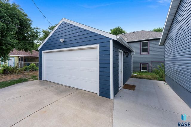 821 W 22nd St Street, Sioux Falls, SD 57105