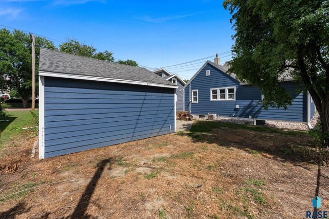 821 W 22nd St Street, Sioux Falls, SD 57105