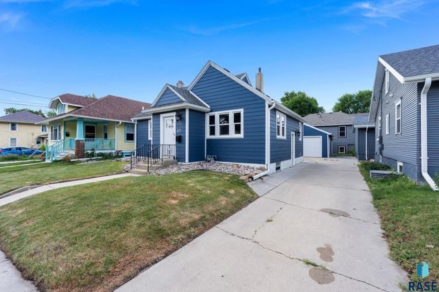 821 W 22nd St Street, Sioux Falls, SD 57105