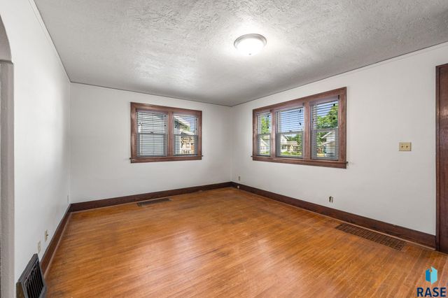 821 W 22nd St Street, Sioux Falls, SD 57105