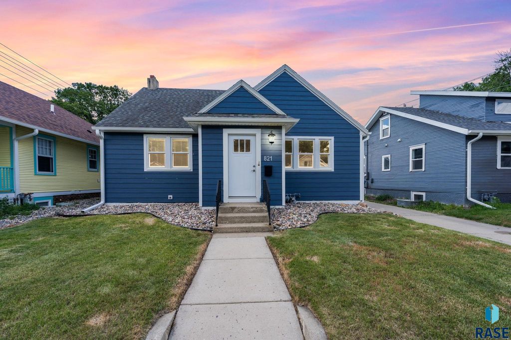 821 W 22nd St Street, Sioux Falls, SD 57105