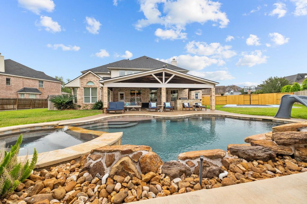 2306 Bell Creek Court, Pearland, TX 77584