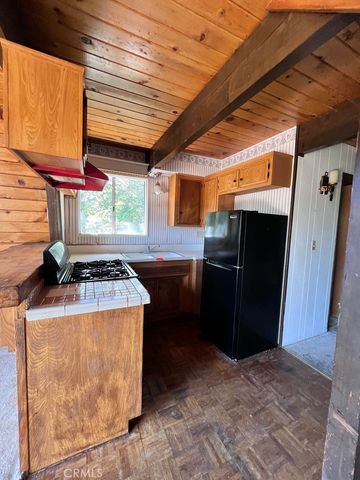 23865 Lakeview, Crestline, CA 92325