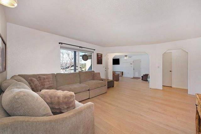 214 Alta Dr, Auburn, CA 95603