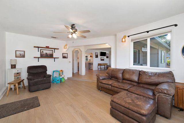 214 Alta Dr, Auburn, CA 95603