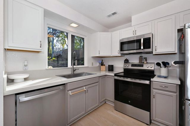 214 Alta Dr, Auburn, CA 95603