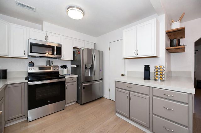 214 Alta Dr, Auburn, CA 95603