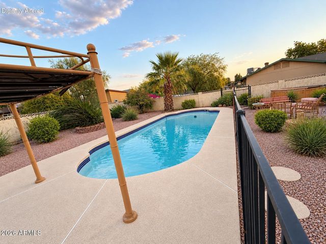 2214 W BEHREND Drive, Phoenix, AZ 85027