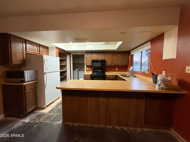 2214 W BEHREND Drive, Phoenix, AZ 85027