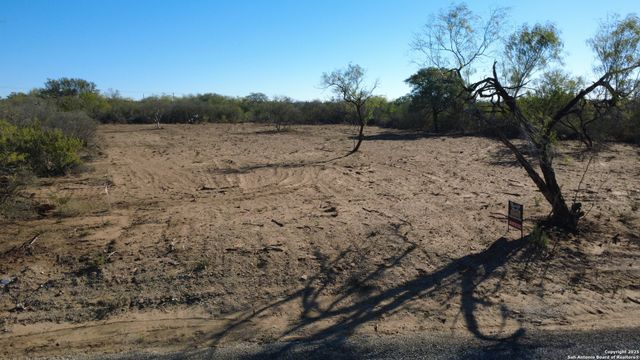 00 CR 327 CR 327, Jourdanton, TX 78026
