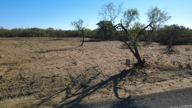 00 CR 327 CR 327, Jourdanton, TX 78026