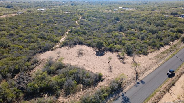 00 CR 327 CR 327, Jourdanton, TX 78026