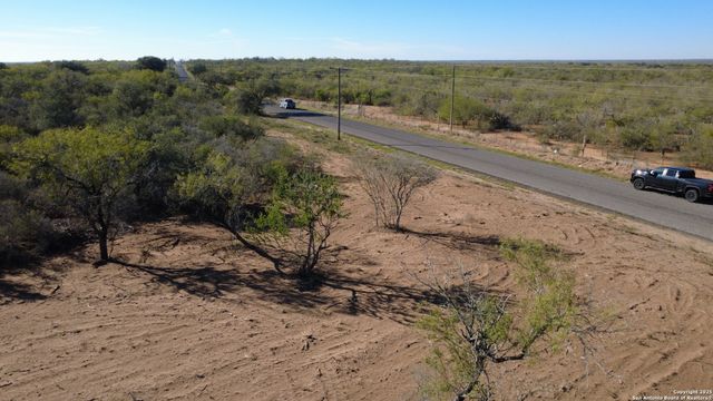 00 CR 327 CR 327, Jourdanton, TX 78026