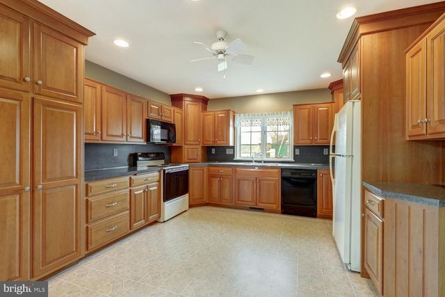 12 BUCKINGHAM LN, Gordonville, PA 17529