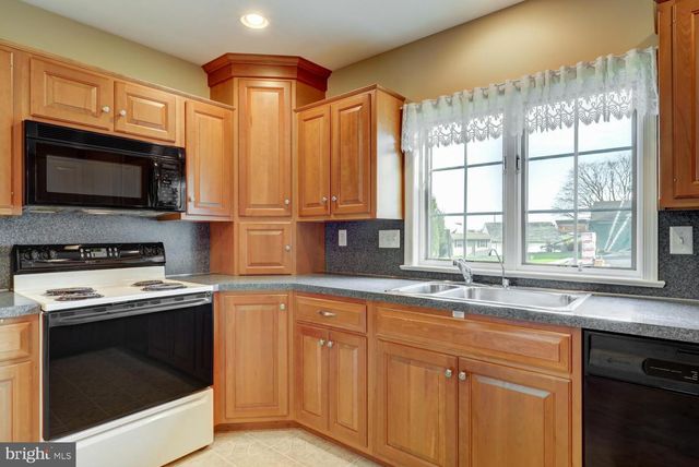 12 BUCKINGHAM LN, Gordonville, PA 17529