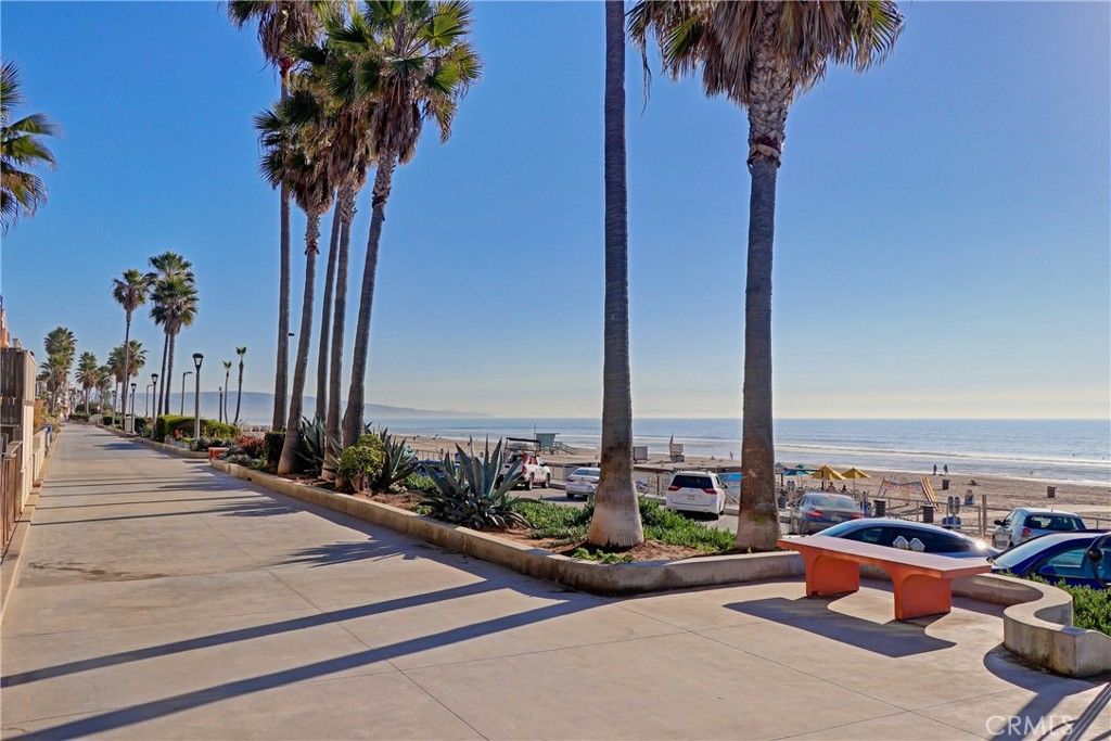 Image 10 of property listing at 4117 Ocean Drive, Manhattan Beach, CA 90266