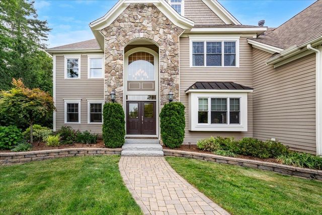 74 Settlers Court, Bedford, NH 03110