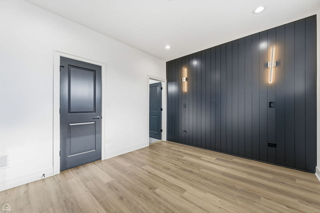 861 E 63rd Place 1, Chicago, IL 60637