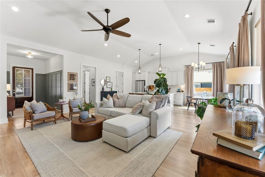 32 Acacia DR, Wimberley, TX 78676