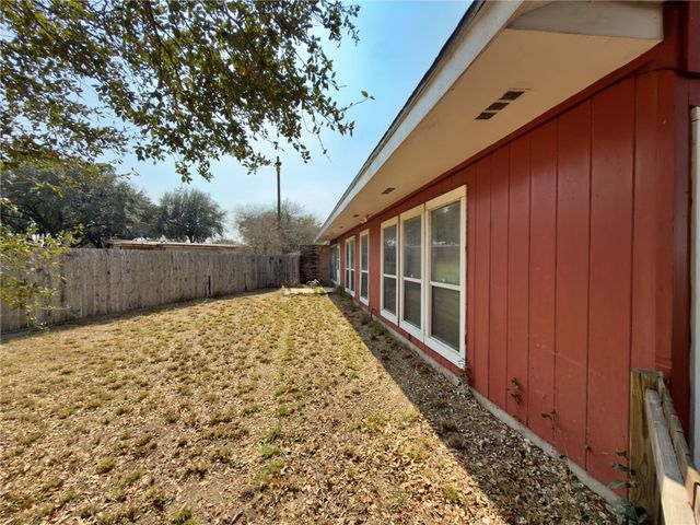 736 Santa Anita Dr, Kingsville, TX 78363