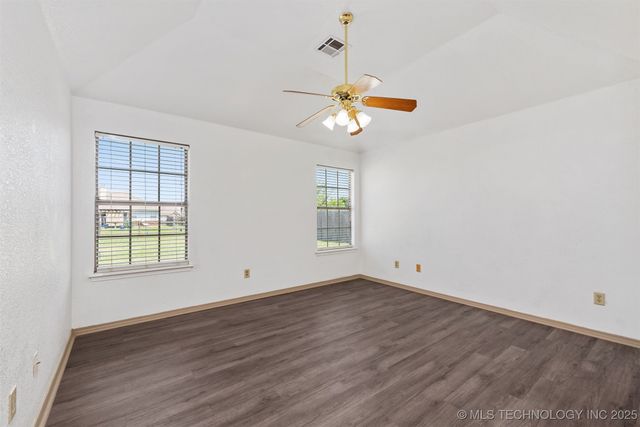 11225 S 275th East Avenue, Coweta, OK 74429