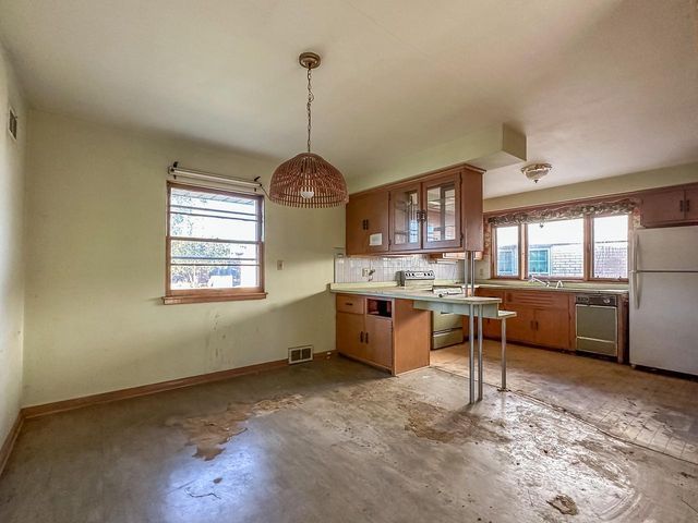 5659 S Quality AVENUE, Cudahy, WI 53110