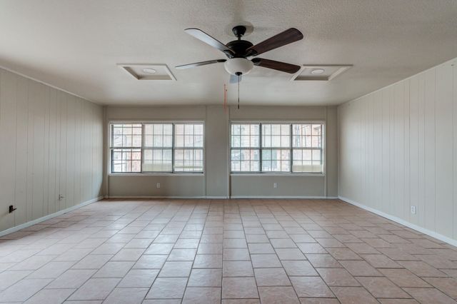 2213 33rd Street, Lubbock, TX 79411