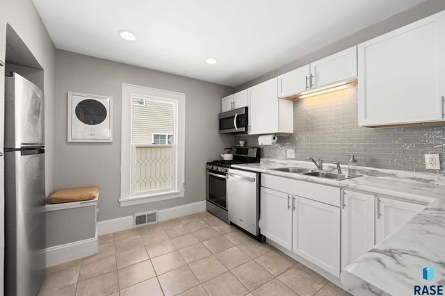 1103 N Duluth Ave Avenue, Sioux Falls, SD 57104