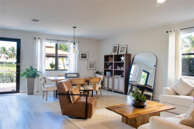 8800 NW 98th Ct, Doral, FL 33178