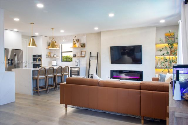 8800 NW 98th Ct, Doral, FL 33178