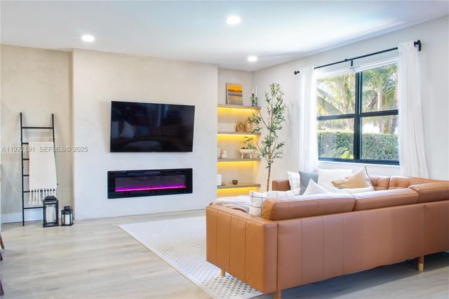 8800 NW 98th Ct, Doral, FL 33178