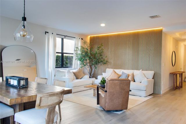 8800 NW 98th Ct, Doral, FL 33178