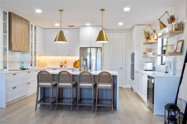 8800 NW 98th Ct, Doral, FL 33178