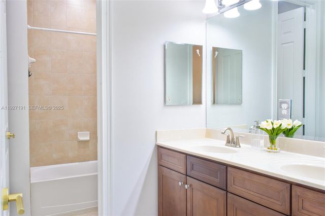 8800 NW 98th Ct, Doral, FL 33178