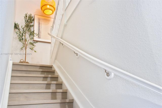 8800 NW 98th Ct, Doral, FL 33178