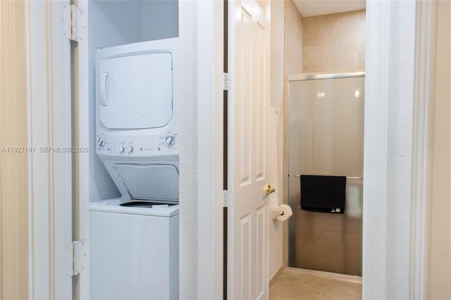 8800 NW 98th Ct, Doral, FL 33178