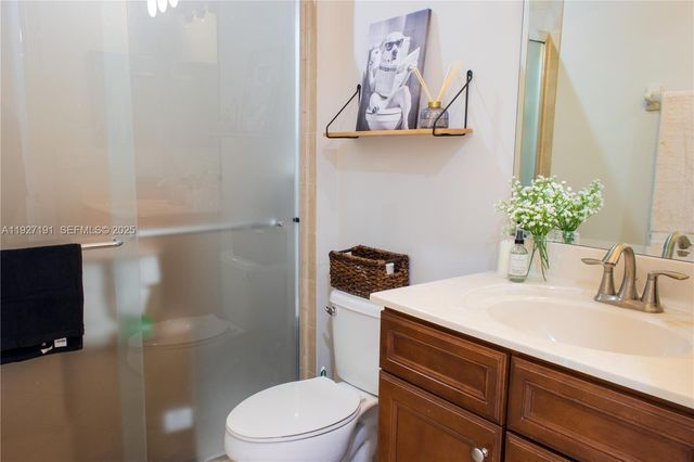 8800 NW 98th Ct, Doral, FL 33178