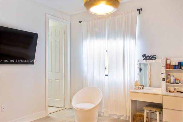 8800 NW 98th Ct, Doral, FL 33178