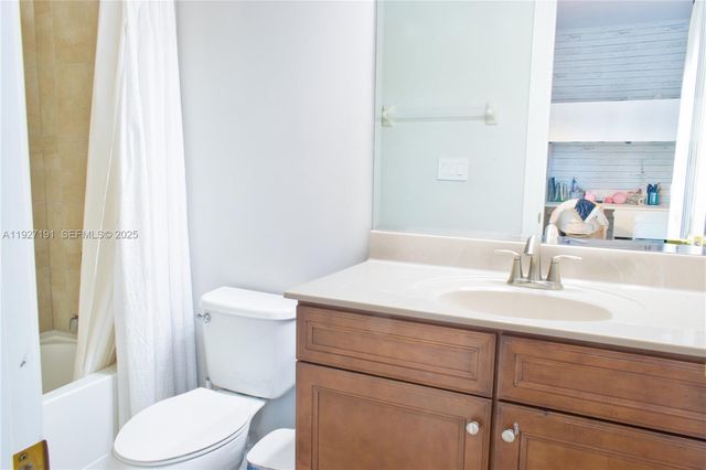 8800 NW 98th Ct, Doral, FL 33178